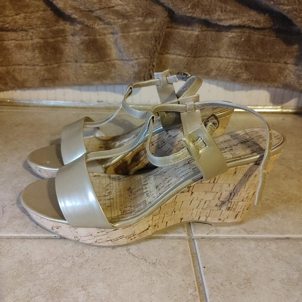 Bandolino Wedges - Picture 3 of 8